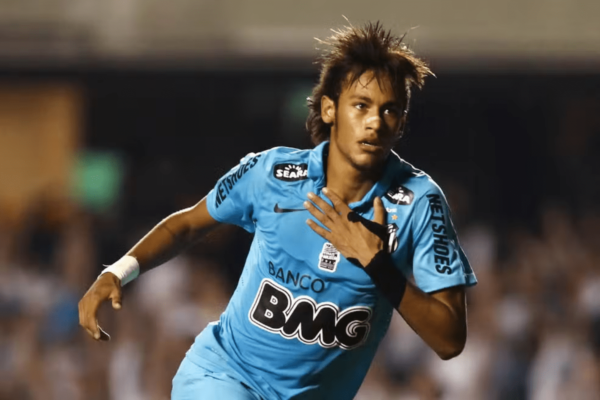 Neymar com a camisa azul turquesa do Santos em 2012, na Vila Belmiro — Foto: Ricardo Saibun/Santos Neymar com a camisa azul turquesa do Santos em 2012, na Vila Belmiro — Foto: Ricardo Saibun/Santos